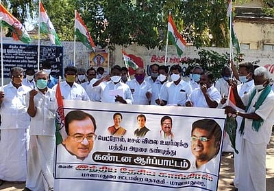 மானாமதுரையில் பெட்ரோல், டீசல் விலை உயர்வைக் கண்டித்து காங்கிரஸ் ஆர்ப்பாட்டம்