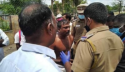 திருவாரூர் அருகே கட்சி நிர்வாகி தீக்குளிக்க முயற்சி