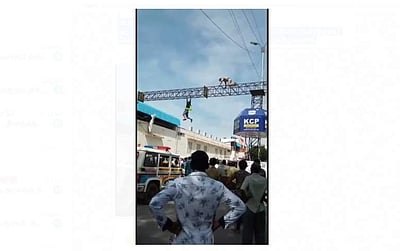 திருப்பதி ரயில்நிலைய இரும்பு மேம்பாலத்தில் ஏறி தமிழகத்தைச் சேர்ந்த இளைஞர் தற்கொலை மிரட்டல்