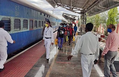 8 மாவட்டங்களிலிருந்து 620 தொழிலாளர்கள் ஜார்கண்ட் புறப்பட்டனர்