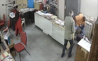 சக பெண் ஊழியரைத் தாக்கிய ஹோட்டல் துணை மேலாளர்; வைரலாகும் சிசிடிவி காட்சி