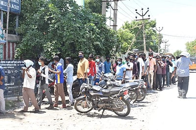 ஈரோடு டையிங் தொழிற்சாலையில் பணிபுரியும் 13 பேருக்கு கரோனா