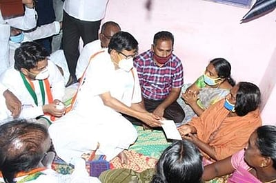 உயிரிழந்த வியாபாரிகள் குடும்பத்துக்கு காங்கிரஸ் கட்சி சார்பில் ரூ.10 லட்சம் நிதியுதவி