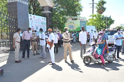 கரோனா தொற்று: நாமக்கல் மாவட்ட ஆட்சியர் அலுவலக நுழைவாயில்களை மூடி ஆட்சியர், எஸ்.பி. ஆய்வு