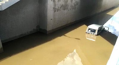 தரைப்பாலத்தில் தேங்கிய மழைநீரில் சிக்கிய மத்தூர் வட்டார வளர்ச்சி அலுவலர்கள் சென்ற வாகனம் மீட்பு