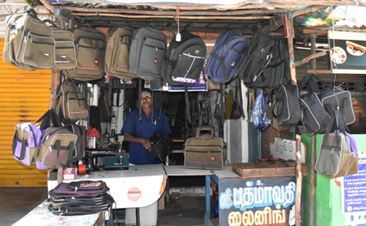 பள்ளிகள் திறப்பு தாமதம் எதிரொலி: புத்தகப் பை, காலணிகள் விற்பனை பாதிப்பு