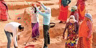 ஆசிரியர்கள், பட்டதாரிகளை கூலித் தொழிலாளர்களாக மாற்றிய பொதுமுடக்கம்