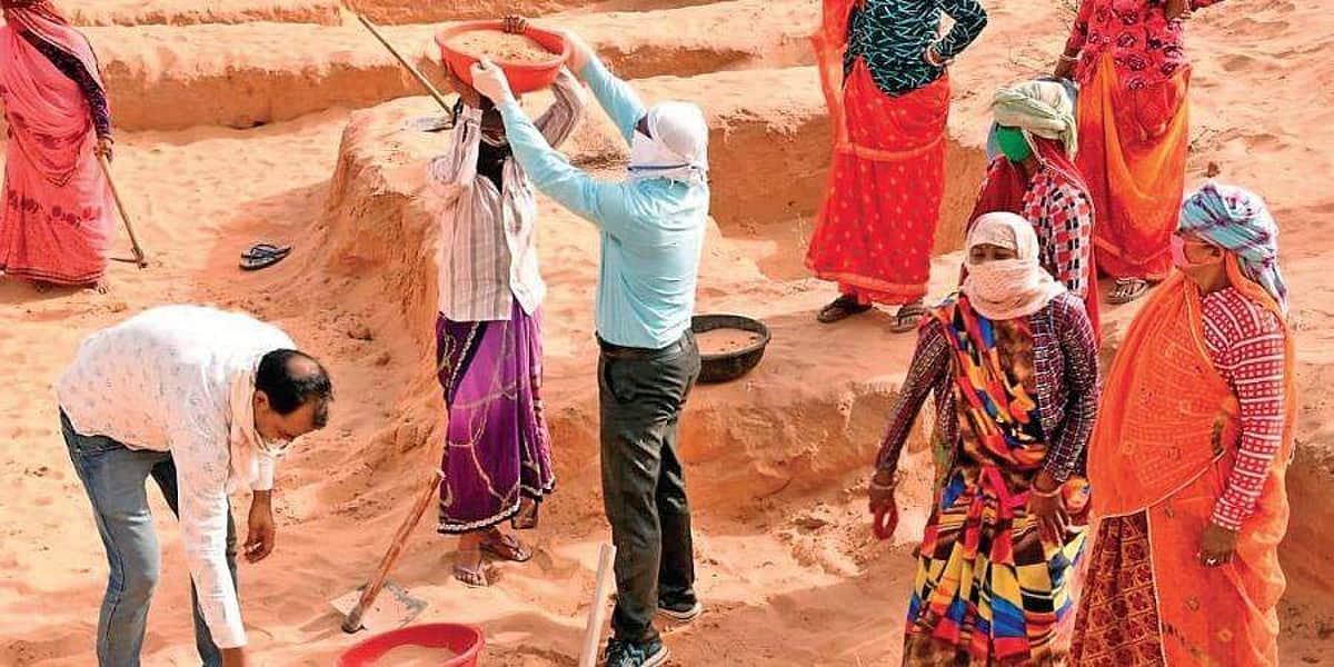 ஆசிரியர்கள், பட்டதாரிகளை கூலித் தொழிலாளர்களாக மாற்றிய பொதுமுடக்கம்