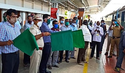 காரைக்காலில் இருந்து 290 புலம்பெயர் தொழிலாளர்கள் சொந்த ஊருக்கு அனுப்பிவைப்பு