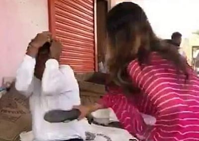 அரசு அதிகாரியை காலணியை கழற்றி சரமாரியாக தாக்கிய பாஜகவின் டிக் டாக் புகழ் சோனாலி