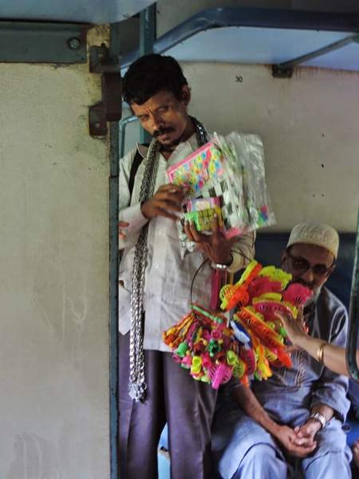 வாழ்வாதாரத்தை இழந்து தவிக்கும் மாற்றுத் திறனாளிகள்!