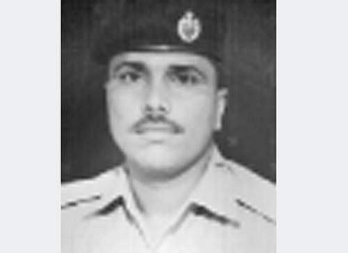 ஓடும் ரயிலை பின்தொடா்ந்து குழந்தைக்கு பால் வாங்கி கொடுத்த காவலா்!