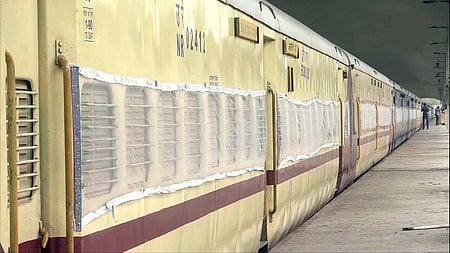 சக்குா் பஸ்தி ரயில் நிலையத்தில் 10 பெட்டிகள் தனிமை வாா்டாக மாற்றம்