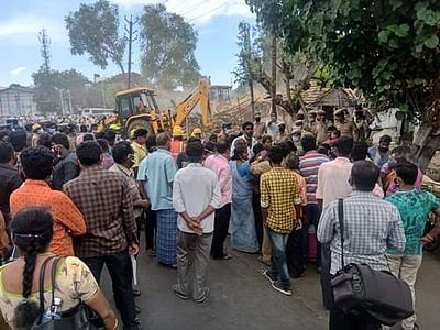 கோவை முத்தண்ணன் குளத்திற்கு அருகேயுள்ள 992 வீடுகளை இடிக்கும் பணி துவங்கியது