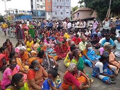 ஆக்கிரமிப்பு வீடுகளை இடிக்க எதிர்ப்பு: கோவையில் மக்கள் சாலை மறியல்