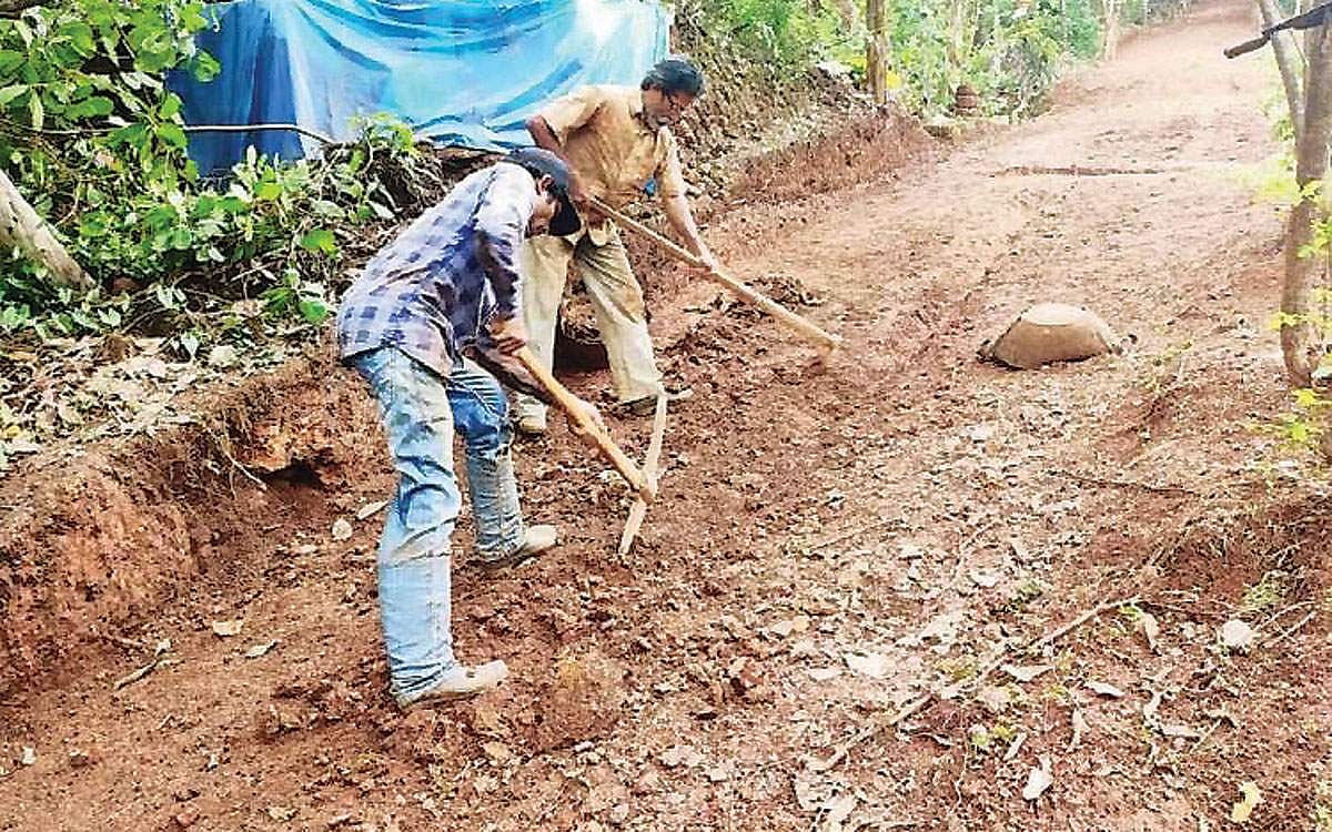 ஊருக்கு பாதை காட்டிய தந்தை-மகன்!