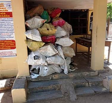 பெண்ணாடம் மின்வாரிய அலுவலகத்தில் பழைய மின்மீட்டா் குவியலால் இடையூறு