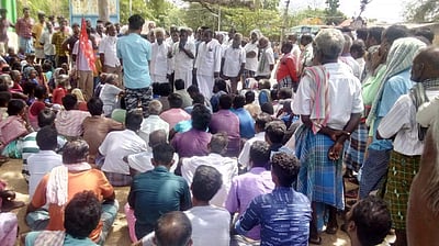 இளையான்குடி அருகே சவடுமண் குவாரியை மூடக்கோரி கிராம மக்கள் முற்றுகைப் போராட்டம்