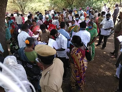 கடலூரில் நல வாரிய அலுவலகத்தில் தொழிலாளர்கள் கூட்டம்