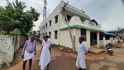 சீர்காழியில் பலத்த காற்றால் மின்கம்பங்கள் முறிவு