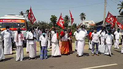 வேதாரண்யம் அருகே இந்திய கம்யூ.கட்சியினர் நிவாரணம் கோரி ஆர்ப்பாட்டம்