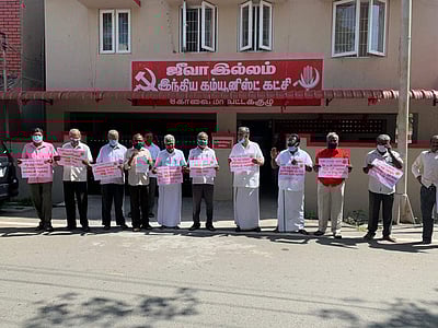 கரோனா நிவாரணம் வழங்கக் கோரி கோவையில் ஆர்ப்பாட்டம்