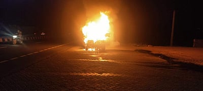 விழுப்புரம் அருகே நெடுஞ்சாலையில் பற்றியெரிந்த கார்!