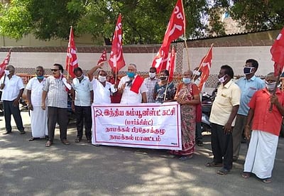 கரோனா நிவாரணம் வழங்கக் கோரி நாமக்கலில் ஆர்ப்பாட்டம்