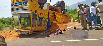 நாமக்கல் அருகே மணல் லாரி கவிழ்ந்தது: இரு சக்கர வாகனத்தில் சென்ற 2 பேர் பலி