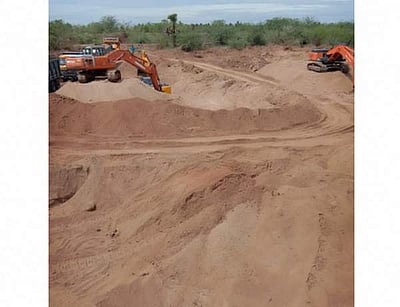 இளையான்குடி அருகே கிராம மக்கள் போராட்டம் எதிரொலி: சவடுமண் குவாரியில் மண் அள்ளுவது நிறுத்தம்