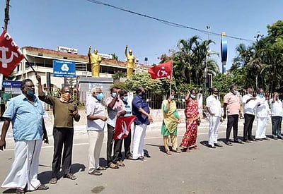 கரோனா நிவாரணம் கோரி தஞ்சாவூரில் இடதுசாரிகள் ஆர்ப்பாட்டம்