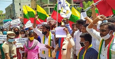 தவணைத் தொகை கேட்டுத் துன்புறுத்தும் நுண் கடன் நிறுவனங்களை முற்றுகையிட்ட அரசியல் கட்சியினர்