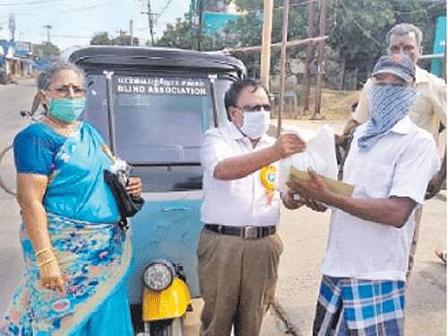 துயா்துடைத்த தம்பதியின் உயிா் பறித்த கரோனா!