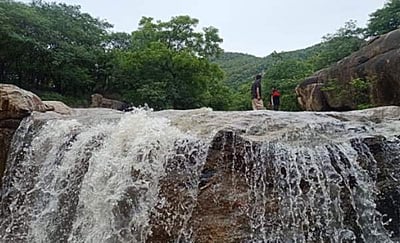 ஆம்பூர் பகுதியில் இரவு முழுவதும் மழை: நீர் நிலைகளில் வெள்ளப்பெருக்கு