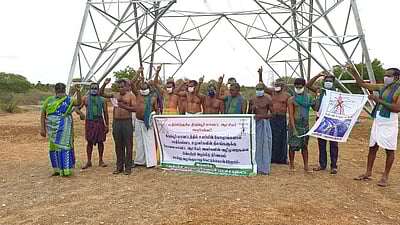 தாராபுரம் அருகே உயர்மின் கோபுரதிட்டத்தால் பாதிக்கப்பட்ட விவசாயிகள் அரைநிர்வாணப் போராட்டம்