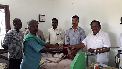 வேதாரண்யம் அருகே கூட்டுறவு வங்கிகளில் விவசாயிகளுக்கு ஏடிஎம் அட்டைகள் வழங்கல்