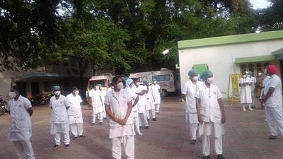 ராமநாதபுரத்தில் இரு செவிலியர் இடமாற்றத்தை கண்டித்து செவிலியர்கள் திடீர் போராட்டம்