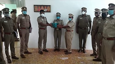 கரோனா காலத்தில் சிறப்பாக பணியாற்றிய காவலர்களுக்கு சிறப்புப் பரிசு