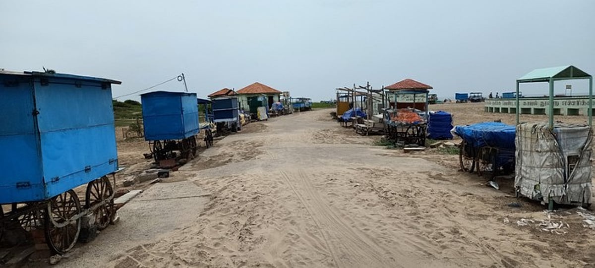 வெறிச்சோடிய சுற்றுலாத் தளங்கள்: சிறு வியாபாரிகள் கடும் பாதிப்பு