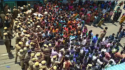 மீன்கள் பறிமுதலைக் கைவிடக் கோரி நாகையில் மீனவர்கள் போராட்டம்