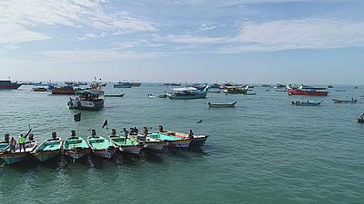 கடலூரில் சுருக்குமடி வலையை பயன்படுத்த அனுமதிக்கக் கோரி மீனவர்கள் கடலில் படகுகளை நிறுத்தி போராட்டம்