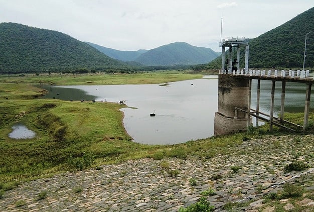 வடுபோன புழுதிக்குட்டை ஆனைமடுவு அணை: பருவமழையை எதிா்பாா்க்கும் விவசாயிகள்