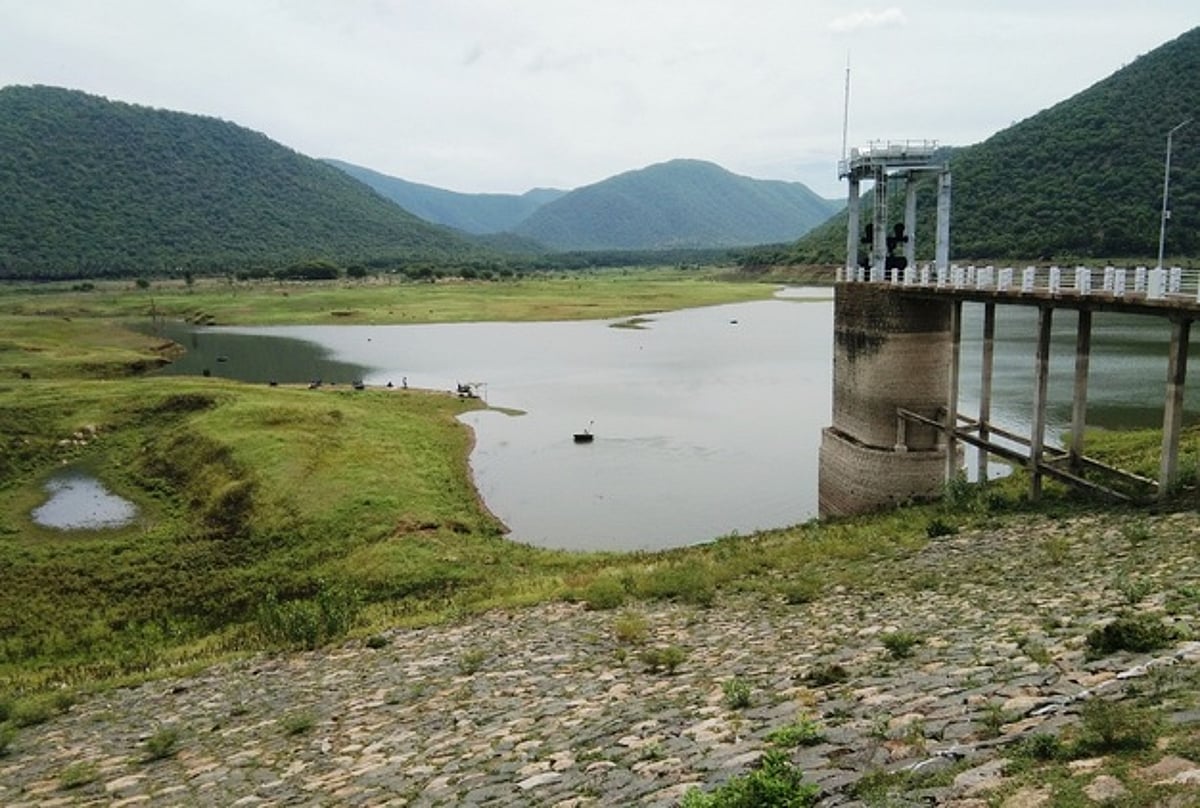 வடுபோன புழுதிக்குட்டை ஆனைமடுவு அணை: பருவமழையை எதிா்பாா்க்கும் விவசாயிகள்