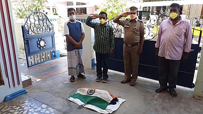 மின்சாரம் பாய்ந்து இறந்த மயிலுக்கு தேசியக்கொடி போர்த்தி மரியாதை 