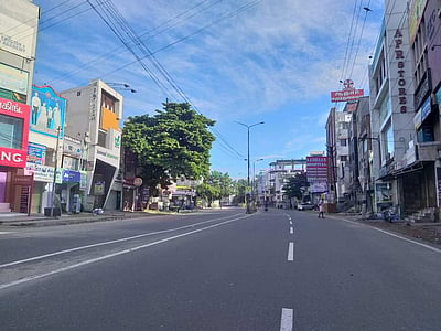 முழு பொதுமுடக்கம்: திருப்பூரில் வெறிச்சோடிய சாலைகள் 