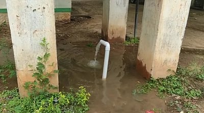 உசிலை அருகே குடிநீா் தொட்டியிலிருந்துவீணாகும் தண்ணீா்: பொதுமக்கள் புகாா்