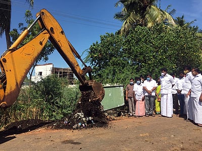 திருவெறும்பூா் அருகே வாய்க்கால் தூா்வாரும் பணிகள்;எம்.எல்.ஏ. தொடங்கி வைத்தாா்