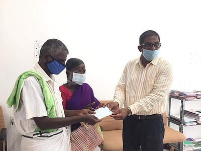 ஈரோட்டில் நெகிழ்ச்சி: வயதான தம்பதியிடம் செல்லாத ரூ. 25 ஆயிரம் பெற்றுக்கொண்டு காசோலை தந்த ஆட்சியர்!