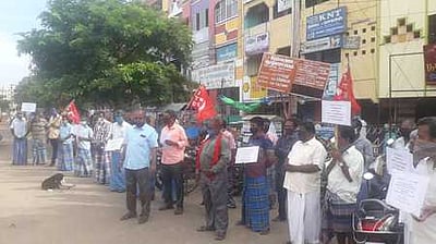 கட்டுமான சங்க தொழிலாளா்கள் ஆா்ப்பாட்டம்