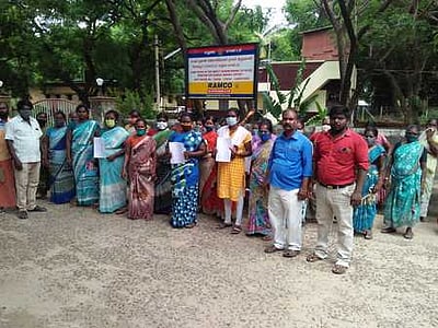 நிதி நிறுவனங்கள் கடன் கேட்டு நிா்பந்தம்:மகளிா் குழுவினா் காவல் துறையில் புகாா்